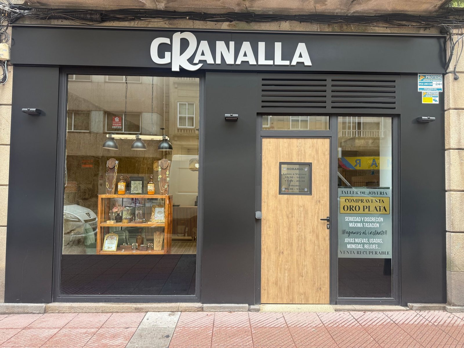 Exterior de tienda “Granalla” con fachada negra y gran escaparate.