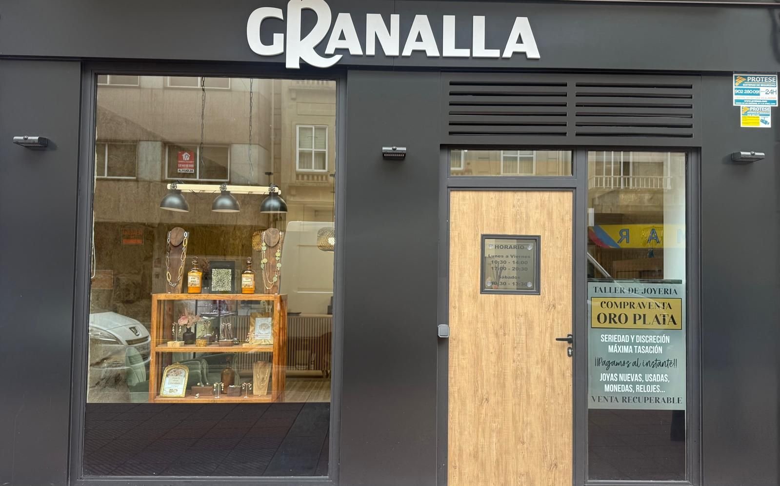 Una tienda llamada Granalla está llena de muchas joyas.